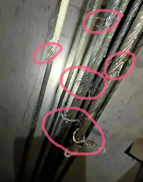 中金汇融配资 小区23部电梯钢绳被切割，后续来了